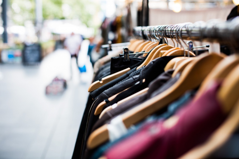 vitrine-LA FARLEDE-min_blur_close_up_focus_hanger_jacket_market_people_rack-1176303