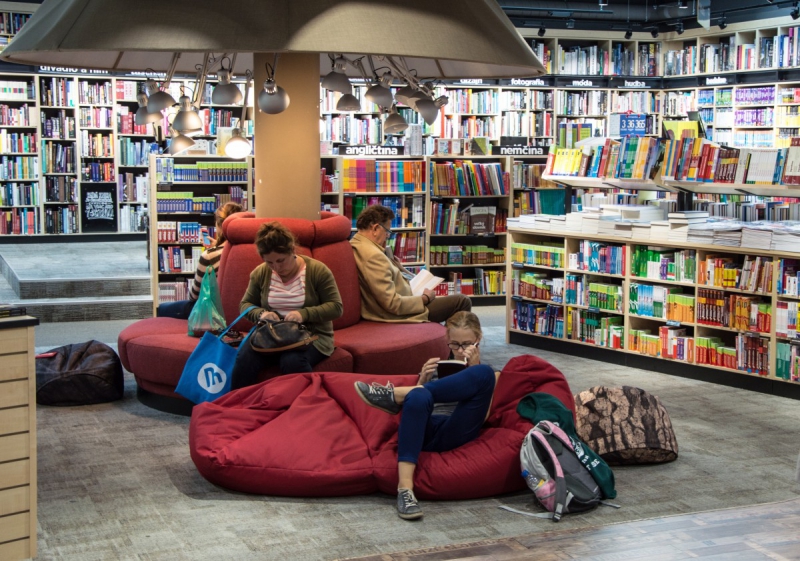 vitrine-LA FARLEDE-min_books_bookstore_book_reader_readers_reading_shop_sale_books-849006