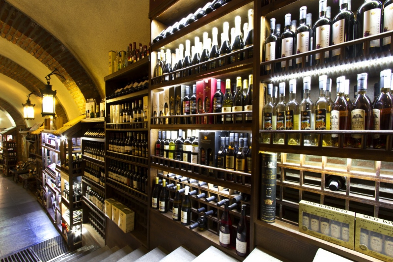vitrine-LA FARLEDE-min_world_street_travel_shop_canon_georgia_wine_bottles-429767